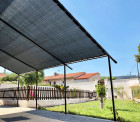 Toile d'ombrage pergola 6x4 m perméable avec œillets à poser sur une structure