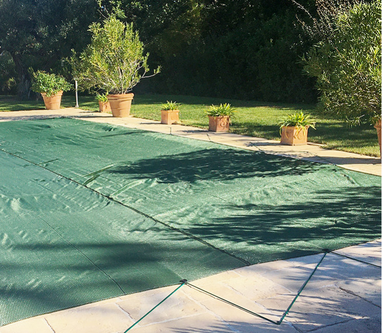 La bâche filet de piscine : une protection anti-feuilles et salissures