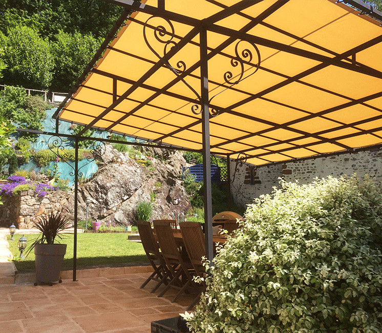 Toile d'ombrage pergola 6x4m imperméable avec œillets à poser sur une structure