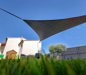 Voile d'ombrage triangulaire 5.9x5.9x5.9m perméable à suspendre